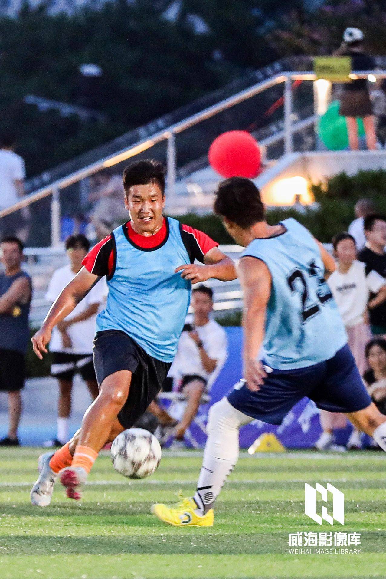 足球赛场上的精彩对决引发热烈讨论 足球赛场上的精彩对决引发热烈讨论