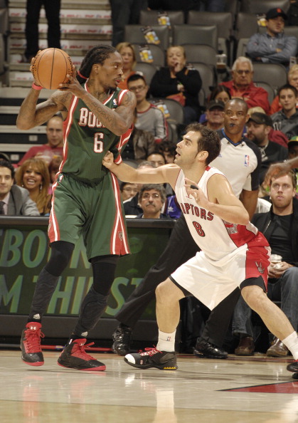 猛龙禁区防守强硬,对手难以突破 猛龙禁区防守强硬,对手难以突破