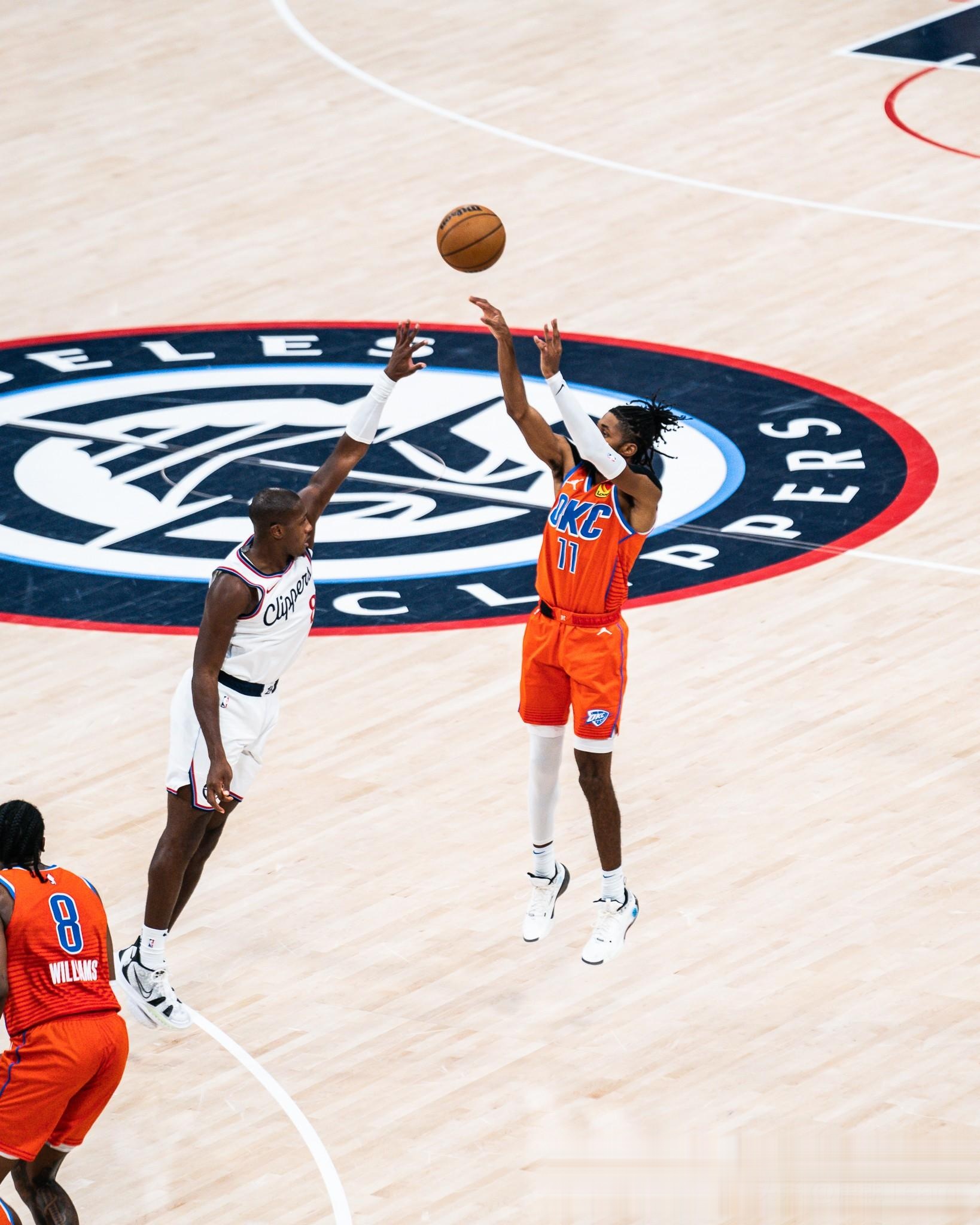 同乐城链接-快船核心光芒四射，得分带领球队胜利