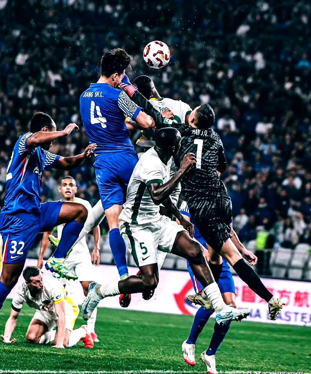 战胜对手取得胜利后,球员痛失顾及 战胜对手取得胜利后,球员痛失顾及