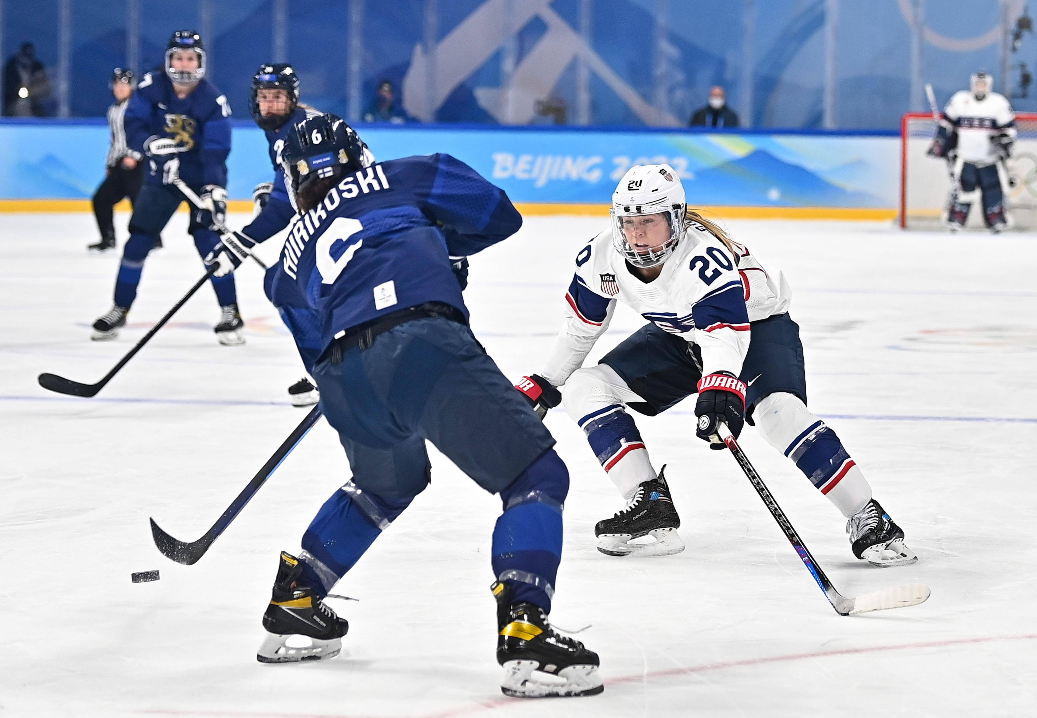 芬兰队在冰球比赛中实现胜利